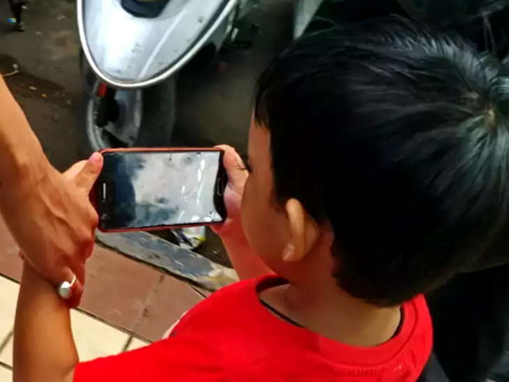 मोबाइल पड्किँदा ८ वर्षका बालकको  छुट्टिए औंला 